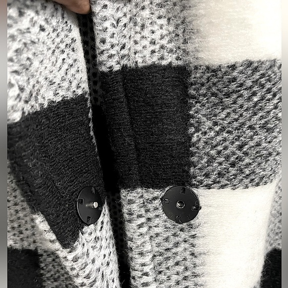 Cropped Checked Print Jacket - Picture 9 of 16